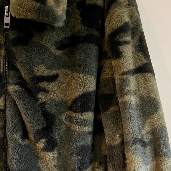 Urban Outfitters camo jacket - Picture 2 of 5